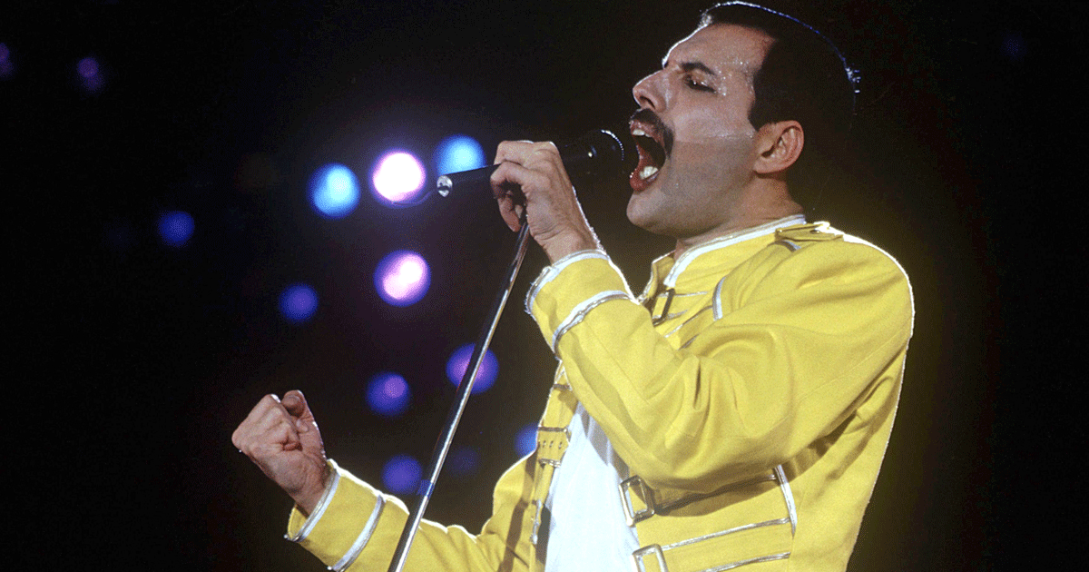 Фредди меркьюри wembley 1986. Freddie mercury live aid 1985. Шоу мозгоон фредди меркури. Фредди меркури show must. Группа квин фредди.