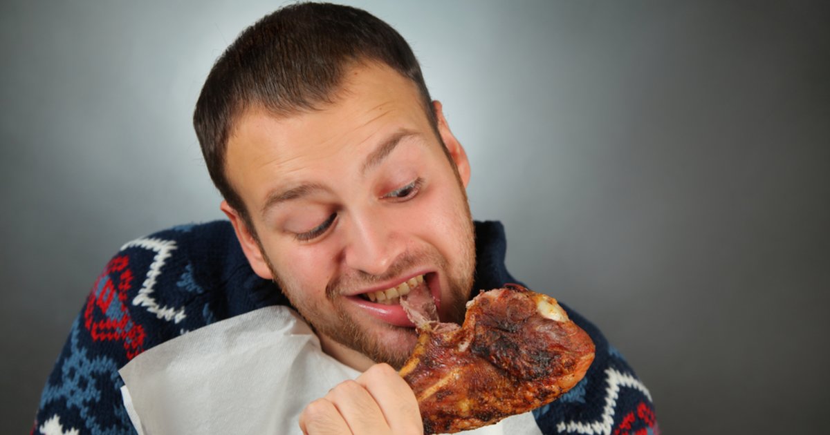 Мужчина ест. Кусок человеческого мяса. Мужчина ест. Парень ест мясо. Человек ест.